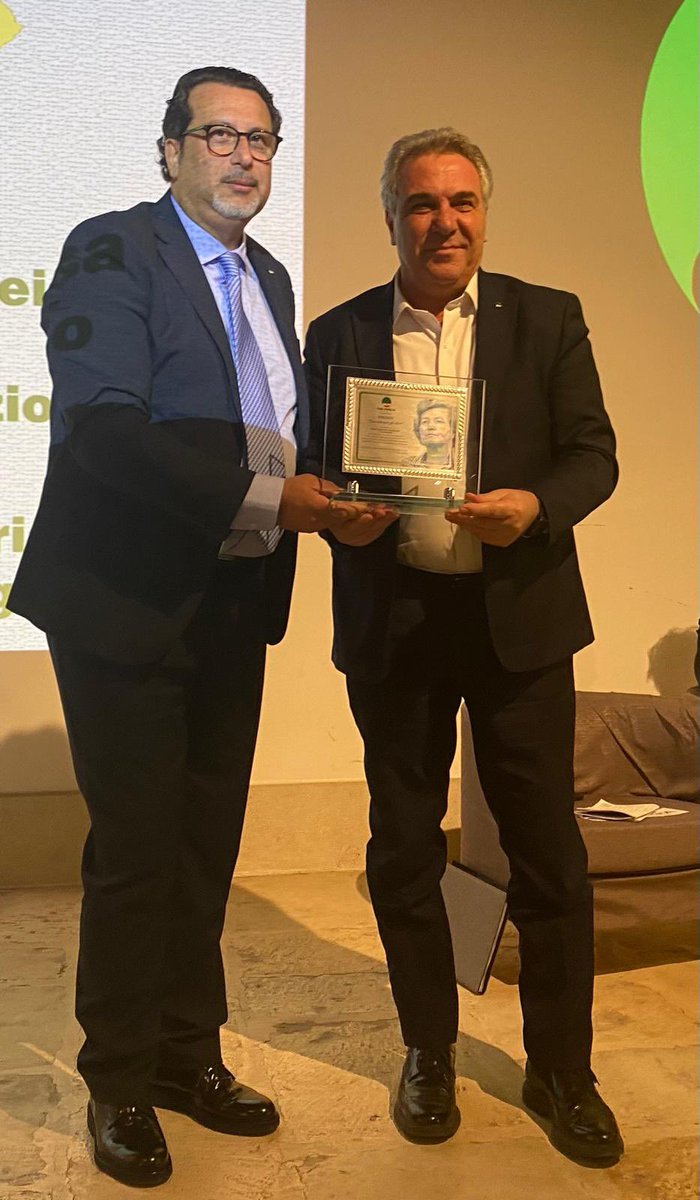 CislNazionale's tweet photo. Il leader della Cisl #LuigiSbarra ha ricevuto oggi a Bari dalla @CislPuglia il Premio "Una vita per gli altri" per la dedizione e il concreto impegno che riesce a trasmettere ogni giorno a tutta la Cisl, con l'obiettivo di renderla sempre più un sindacato moderno, responsabile e autonomo, contrattualista e partecipativo.