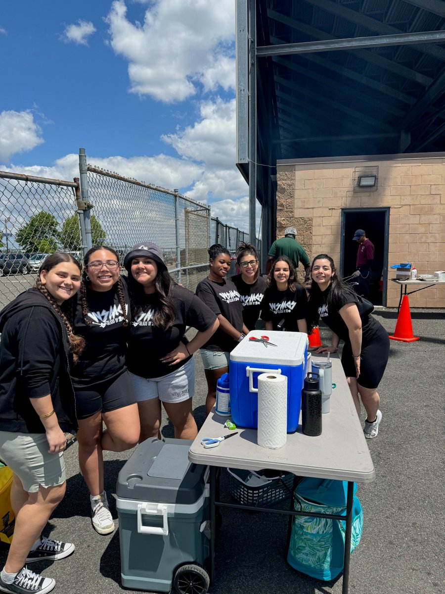Ms. Laszkow wants to give a huge shout out to the pictured members of the WSMCS STUCO and Spirit Committee! 

These young ladies helped to make the ice pop Field Day fundraiser a success! She couldn’t do it without you!  
#GoBears
 #WSMCSSTUCO 
@bayonneboe