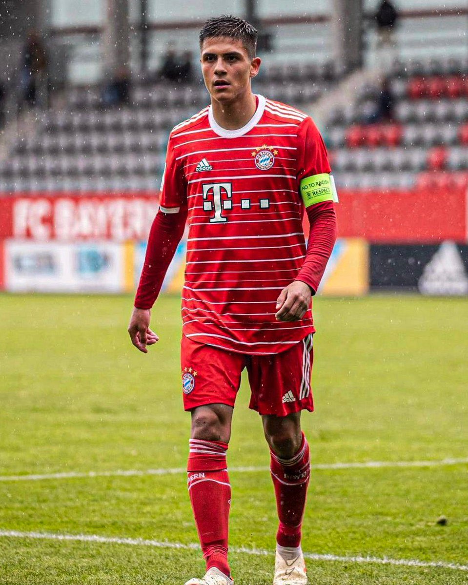 Matteo Perez, jugador peruano de 18 años del Bayern Múnich que debutó esta temporada en la Bundesliga, ha sido invitado a jugar por la selección absoluta de Suecia. Mientras tanto, aquí Fossati invita a Christian Cueva 🙃.