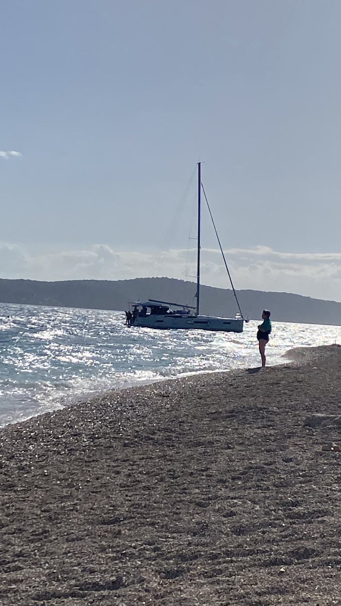 H76Tomas's tweet photo. @LodniNoviny Sukosan, fendr ve vodě a pak chytil lano co vyznačuje plavaci bazén na plazi https://t.co/VMJTQiODMh