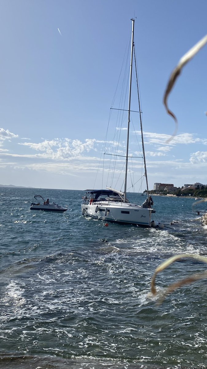 H76Tomas's tweet photo. @LodniNoviny Sukosan, fendr ve vodě a pak chytil lano co vyznačuje plavaci bazén na plazi https://t.co/VMJTQiODMh