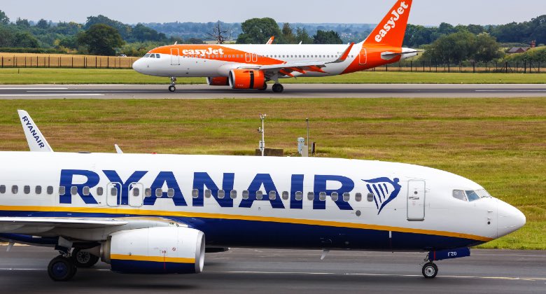 🇪🇺 Le ministère de la Consommation espagnol a sanctionné Ryanair, Vueling, easyJet et Volotea pour avoir facturé à leurs passagers leurs bagages à main en cabine.

▫️Les quatre compagnies low-cost écopent d'une amende de 150 millions d'euros.