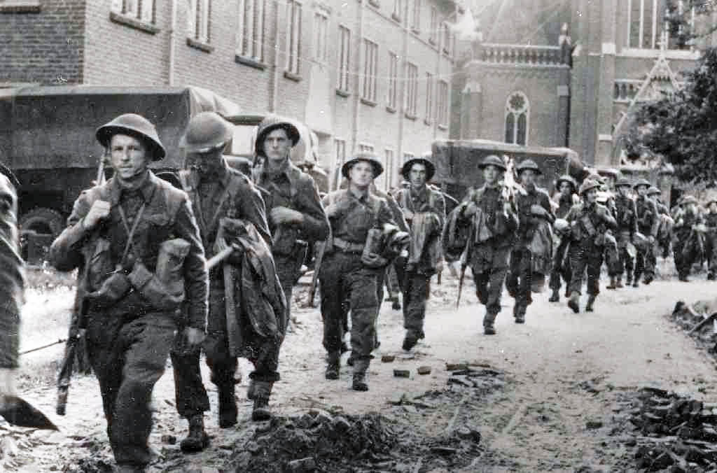 SalopianGenes's tweet image. Men of the King's Shropshire Light Infantry pass Bartholomew's House on the Place Royale. 9/1944
#KSLI #Shropshire #WW2