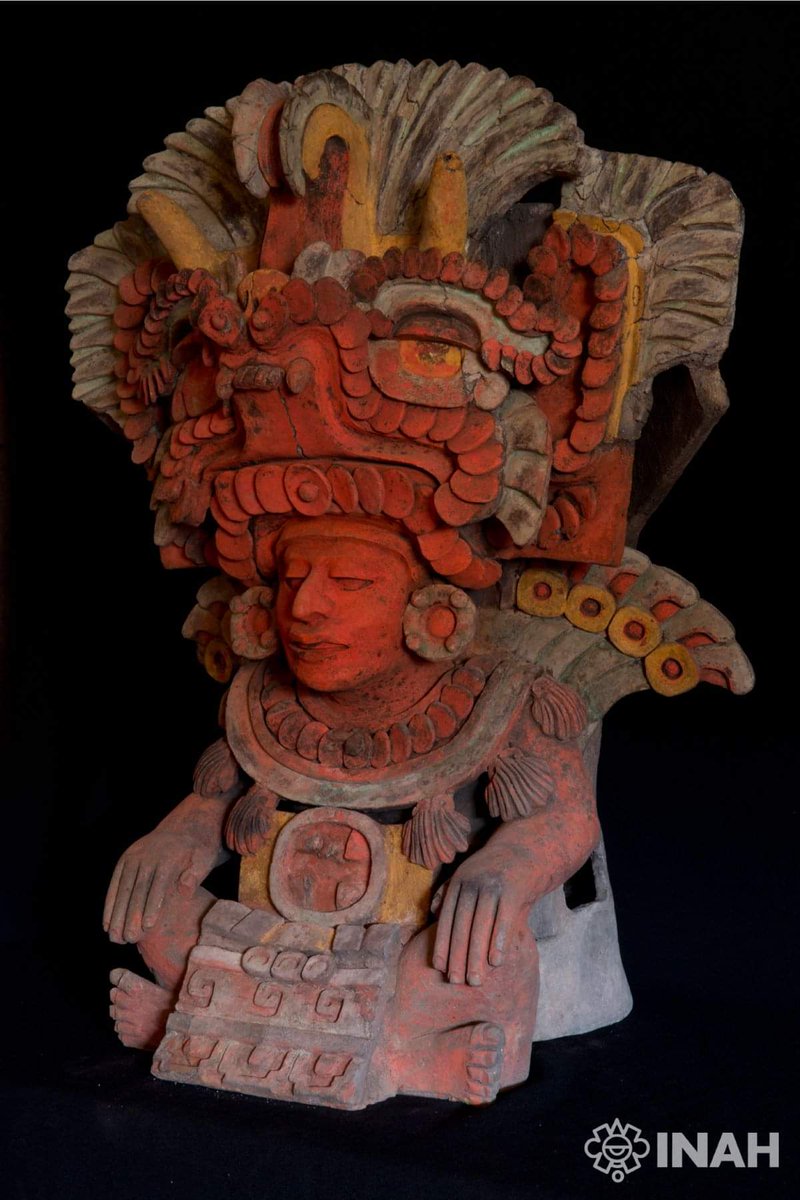BELLO!
Señor Ocho Temblor, Atzompa. Un joven sentado con las piernas cruzadas y las manos en las ruedas. Destaca su exuberante tocado con elementos que dan carácter metamórfico.
Museo de las Culturas de #Oaxaca.

📸Fidel Ugarte Liévana. Archivo INAH #Oaxaca #Mexico <a href="/Gerardozusol/">Gerardo solis</a>