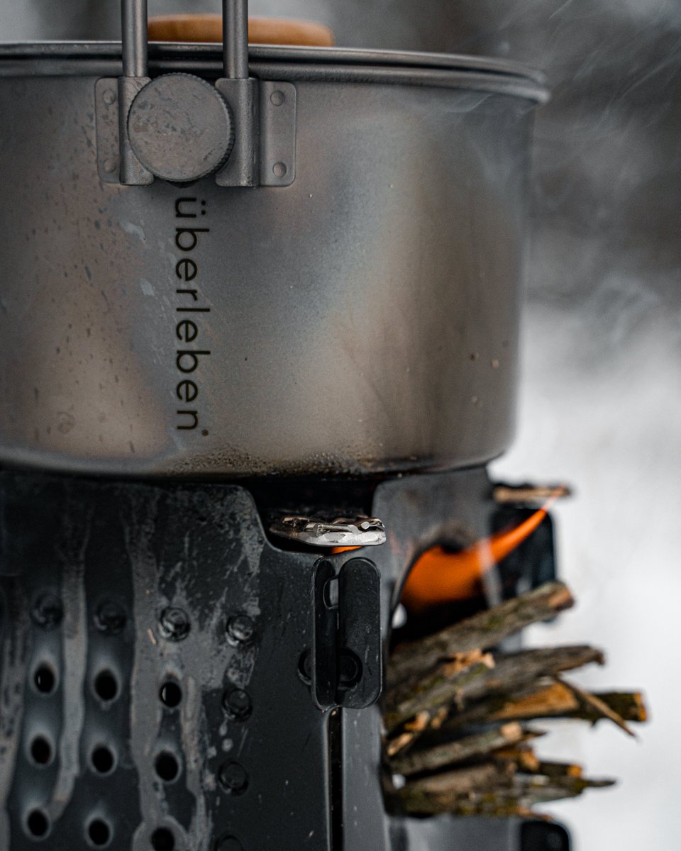 Titanium Kessel paired with the Stöker Carbon Black. A perfect match.

#bushcraft #camping #solo #fire #hiking #idahot2024