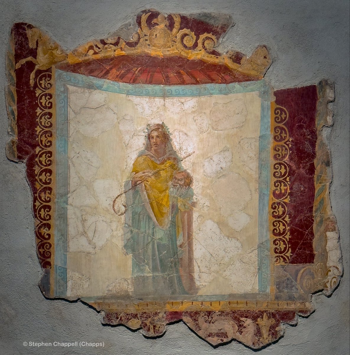 chapps's tweet photo. For #FrescoFriday, this painting of Melpomene, Muse of tragedy, from one of the porticos of the Villa San Marco in #Stabiae, a richly decorated residence. Beautiful frame surrounding her portrait. A smiling mask? 1/
1st c. CE
Stabiae Archaeology Museum (inv 62523)
📸 me https://t.co/SRz06BT8pA