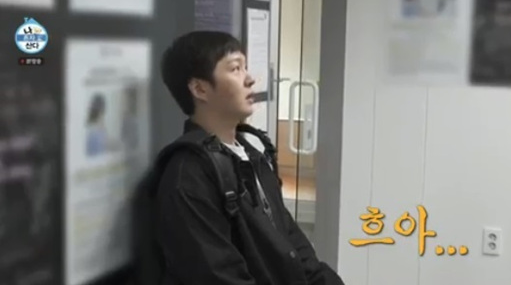 tang__kira's tweet photo. Di i Live Alone, Lee Changsub share kalau dia sakit vocal cord polyps.

Awalnya Changsub ngerasa ga enak tenggorokannya terus pas medical check up di rumah sakit ternyata didiagnosias vocal cord polyps. Jadi saat ini sedang fokus masa penyembuhan. 

Awalnya Changsub mau rilis album April 2024 tapi ditunda, terus semua event (baik solo maupun BTOB) dia gabisa ikut. Berbagai konten nyanyi juga ga jadi dibikin.