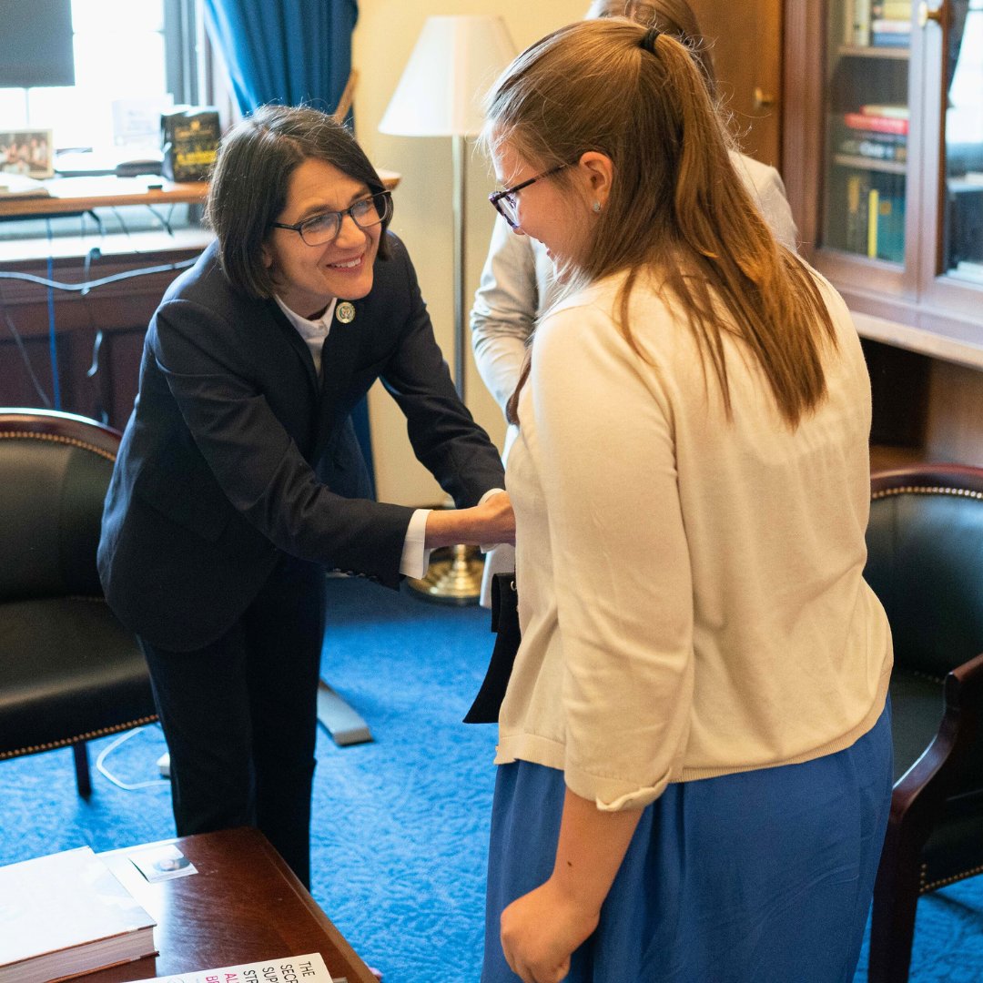 #FlashbackFriday to last year's Family Advocacy Day! 💛 #FAD2024 empowers #TeamCHA families to bring their stories right to lawmakers' desks and advocate for policies that protect and enhance pediatric care. Learn more about our legislative initiatives: childrenshospitals.org/content/public…