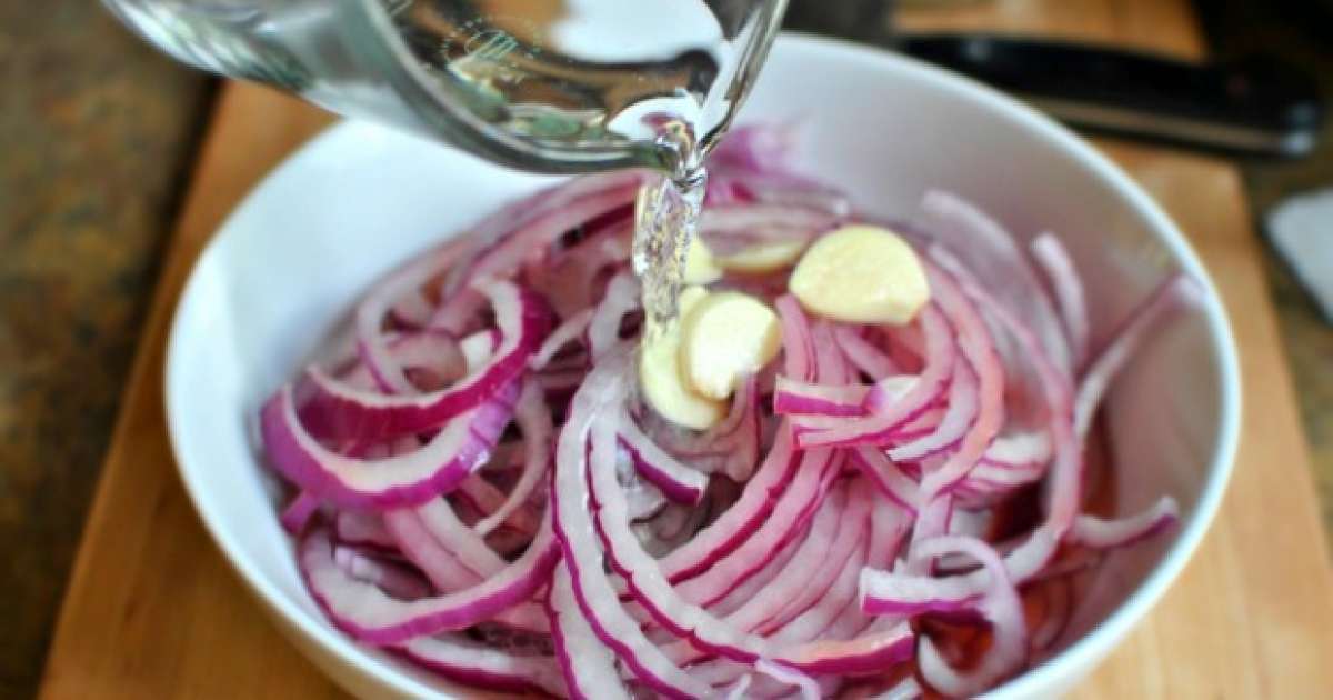 ItsMrHealth's tweet photo. Thanks Dr @Prince_Fynnd  Drinking onion water is believed to have several health benefits...

👇
》Onions are rich in antioxidants and vitamin C, which help strengthen the immune system.

》The fiber content in onions can aid digestion and promote a healthy gut.

》Compounds in onions, such as quercetin and sulfur, may help regulate blood sugar levels.

》Onions have anti-inflammatory effects, which can help reduce inflammation in the body.

》Onions can improve heart health by lowering cholesterol levels and reducing the risk of heart disease.

》Onions have detoxifying properties, helping to remove toxins from the body.

》The anti-inflammatory properties of onions can help alleviate respiratory issues such as asthma and bronchitis.

》The sulfur compounds in onions can improve skin and hair health by promoting collagen production and preventing hair loss...