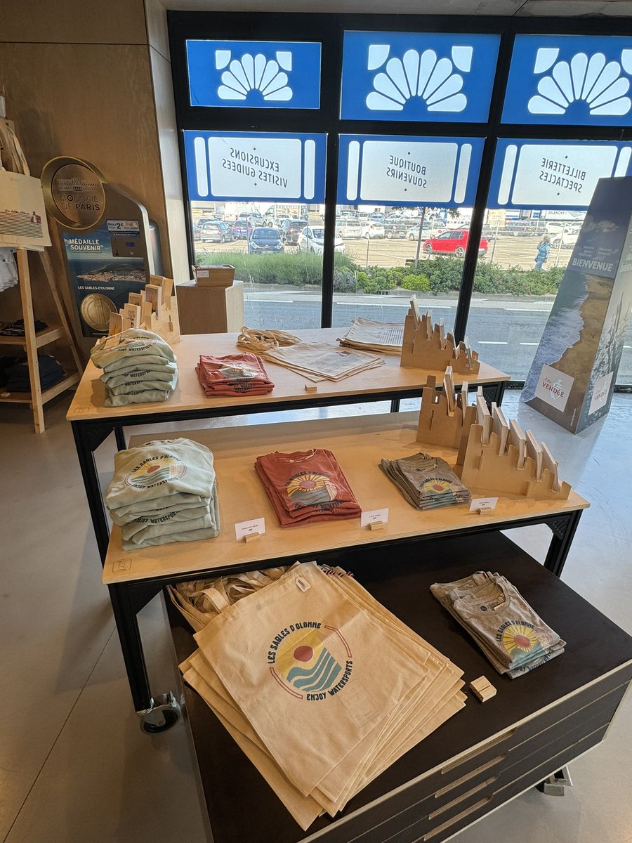 Venez découvrir la nouvelle collection de la boutique de l’Office de Tourisme situé 36 rue Nicot (en face de la grande poste) : #sweats #teeshirts #totebags et ramenez un souvenir des Sables d’Olonne #lessablesdolonne #shopping #vendee