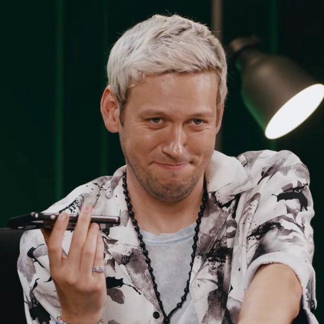 думаю по мне не видно что мне нравится человек

моё не видно: