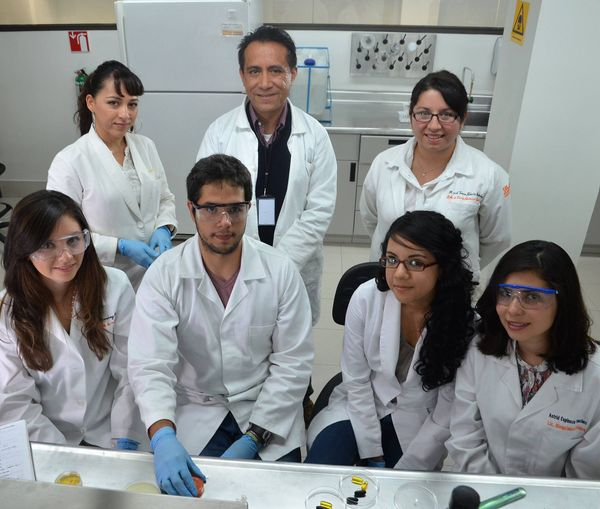 nanoprofe's tweet photo. Hace 10 años este era nuestro grupo de investigación en la @udlap. Tere terminó su PhD y hoy trabaja en el National Cancer Institute; Aracely trabaja en UNISON. Fernando y las demás alumnas hacen sus doctorados en Europa y Liz es fundadora de una empresa de nanomedicina. #goNano https://t.co/8OmHdTtnIo