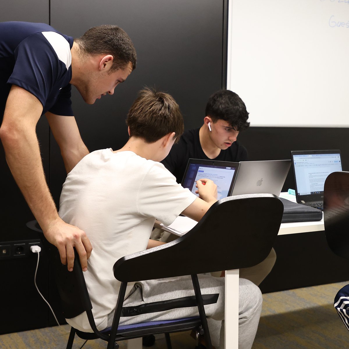 RealSociedad's tweet photo. 📚 Los estudios son el eje de la formación en Zubieta, donde se mejoran futbolistas y se forman personas.

📝 La formación integral de nuestros jóvenes es por lo que se trabaja cada día en la cantera.

#WeareReal