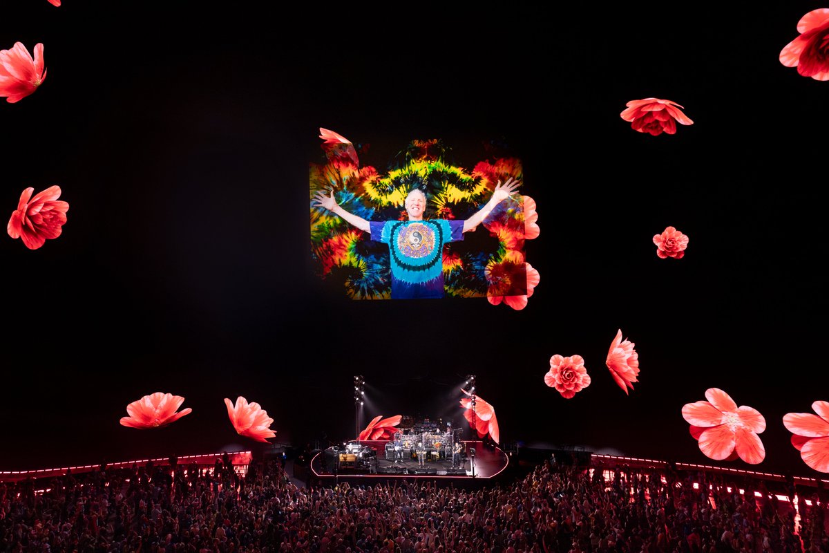 consequence's tweet photo. Dead &amp; Company paid tribute to Bill Walton, the world's biggest "Deadhead," during the band's concert at the Sphere on Thursday night.

Photo credit: Jay Blakesberg / Chloe Weir https://t.co/mKSY8Rergo