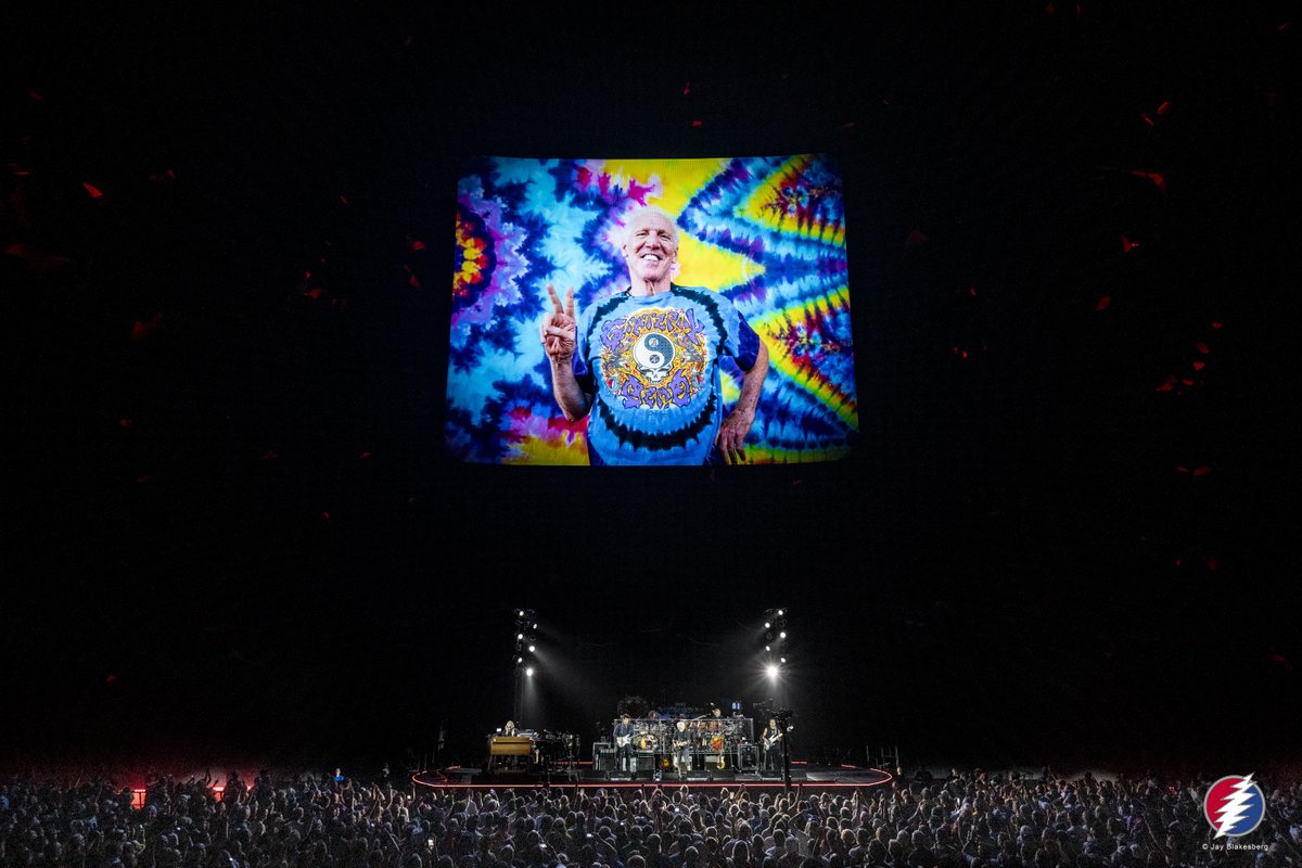 consequence's tweet photo. Dead &amp; Company paid tribute to Bill Walton, the world's biggest "Deadhead," during the band's concert at the Sphere on Thursday night.

Photo credit: Jay Blakesberg / Chloe Weir https://t.co/mKSY8Rergo