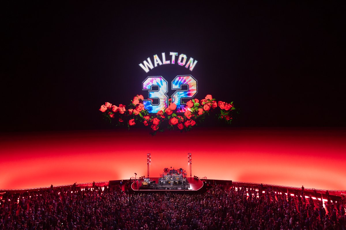 consequence's tweet photo. Dead &amp; Company paid tribute to Bill Walton, the world's biggest "Deadhead," during the band's concert at the Sphere on Thursday night.

Photo credit: Jay Blakesberg / Chloe Weir https://t.co/mKSY8Rergo