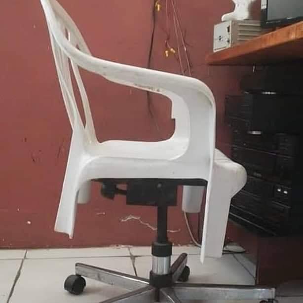 Manelitz's tweet photo. Llegó mi silla de Temu 👍🏻♥️
#siguemeytesigo https://t.co/V03PuhJPsI