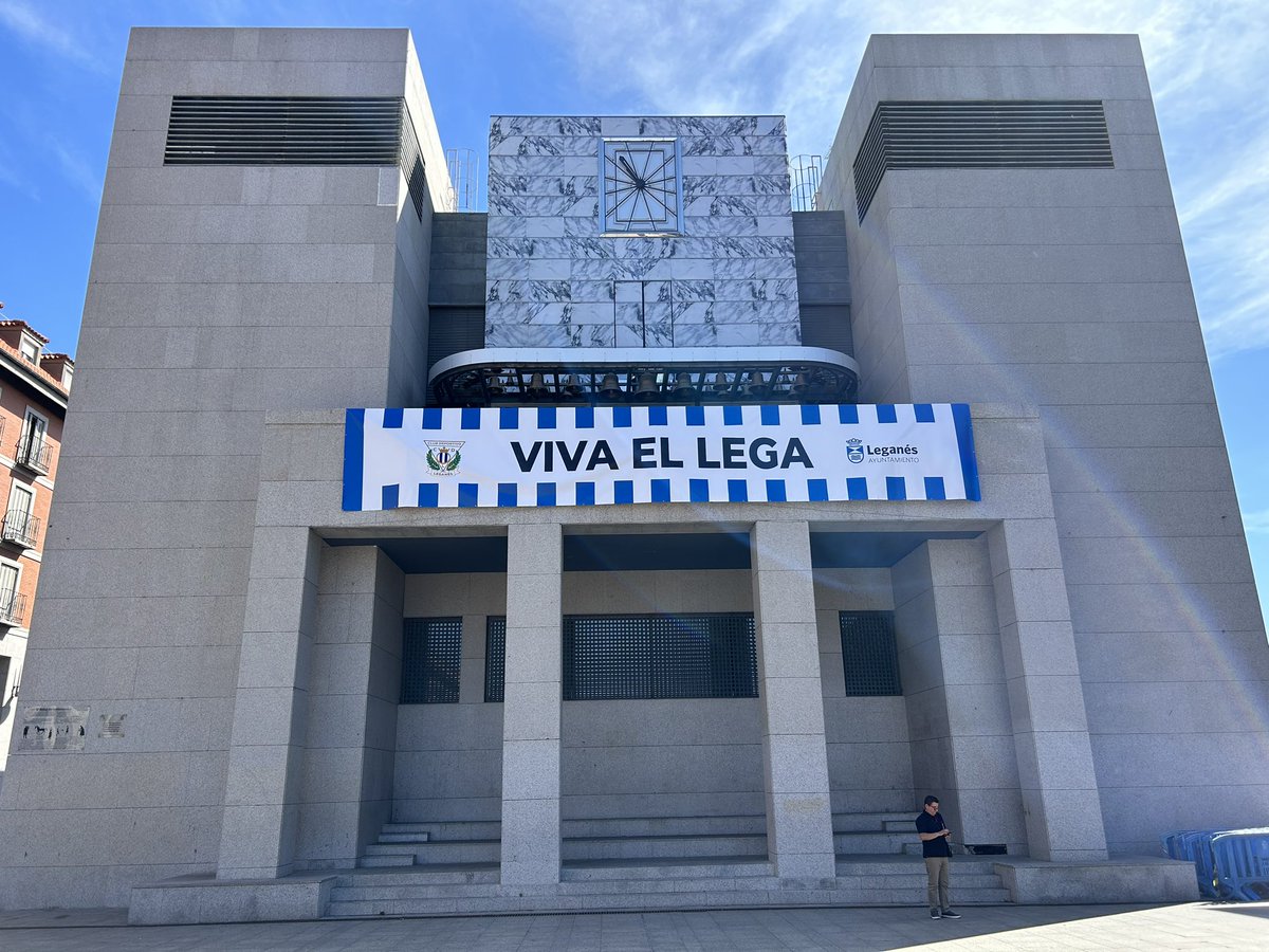 AytoLeganes's tweet photo. 💙🤍💙 Esta lona, situada en la fachada del Ayuntamiento de #Leganés en 1993, nos trae recuerdos de ascenso 

💭 En 2024, doblamos la apuesta y así luce la Casa Consistorial 

#SueñaLeganés
#AupaLega
💪 Vamos con todo @CDLeganes https://t.co/SNWnQP2GDv