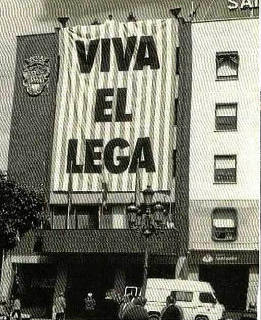 AytoLeganes's tweet photo. 💙🤍💙 Esta lona, situada en la fachada del Ayuntamiento de #Leganés en 1993, nos trae recuerdos de ascenso 

💭 En 2024, doblamos la apuesta y así luce la Casa Consistorial 

#SueñaLeganés
#AupaLega
💪 Vamos con todo @CDLeganes https://t.co/SNWnQP2GDv