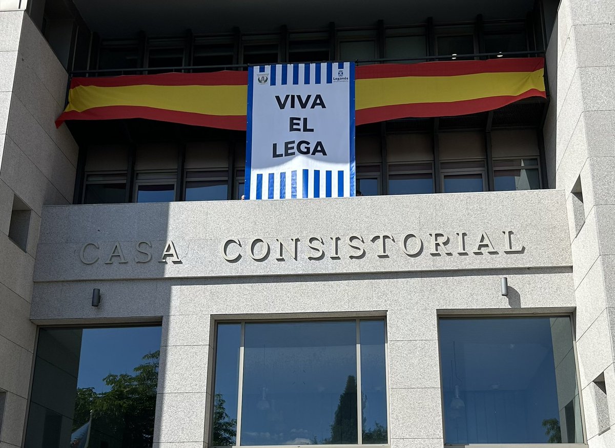 AytoLeganes's tweet photo. 💙🤍💙 Esta lona, situada en la fachada del Ayuntamiento de #Leganés en 1993, nos trae recuerdos de ascenso 

💭 En 2024, doblamos la apuesta y así luce la Casa Consistorial 

#SueñaLeganés
#AupaLega
💪 Vamos con todo @CDLeganes https://t.co/SNWnQP2GDv