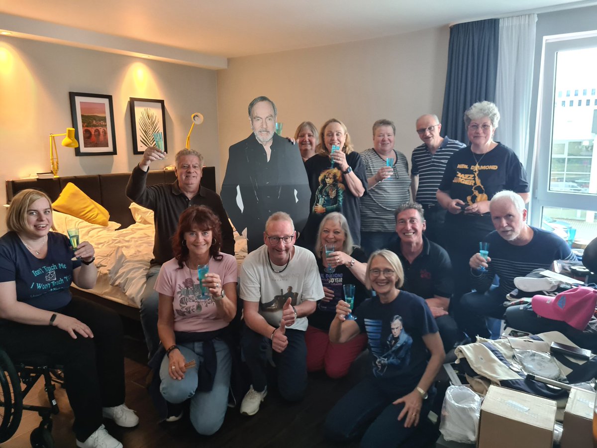 Here's to the fans, to @neildiamond and here's to the music 💎 Wir feiern 25 Jahre <a href="/neildiamondfans/">Neil Diamond FF</a> 🤩 Hier prostet Euch die Vorhut zu, morgen ist das main event🙋‍♀️🥳 #neildiamondforever #nrildiamondfans