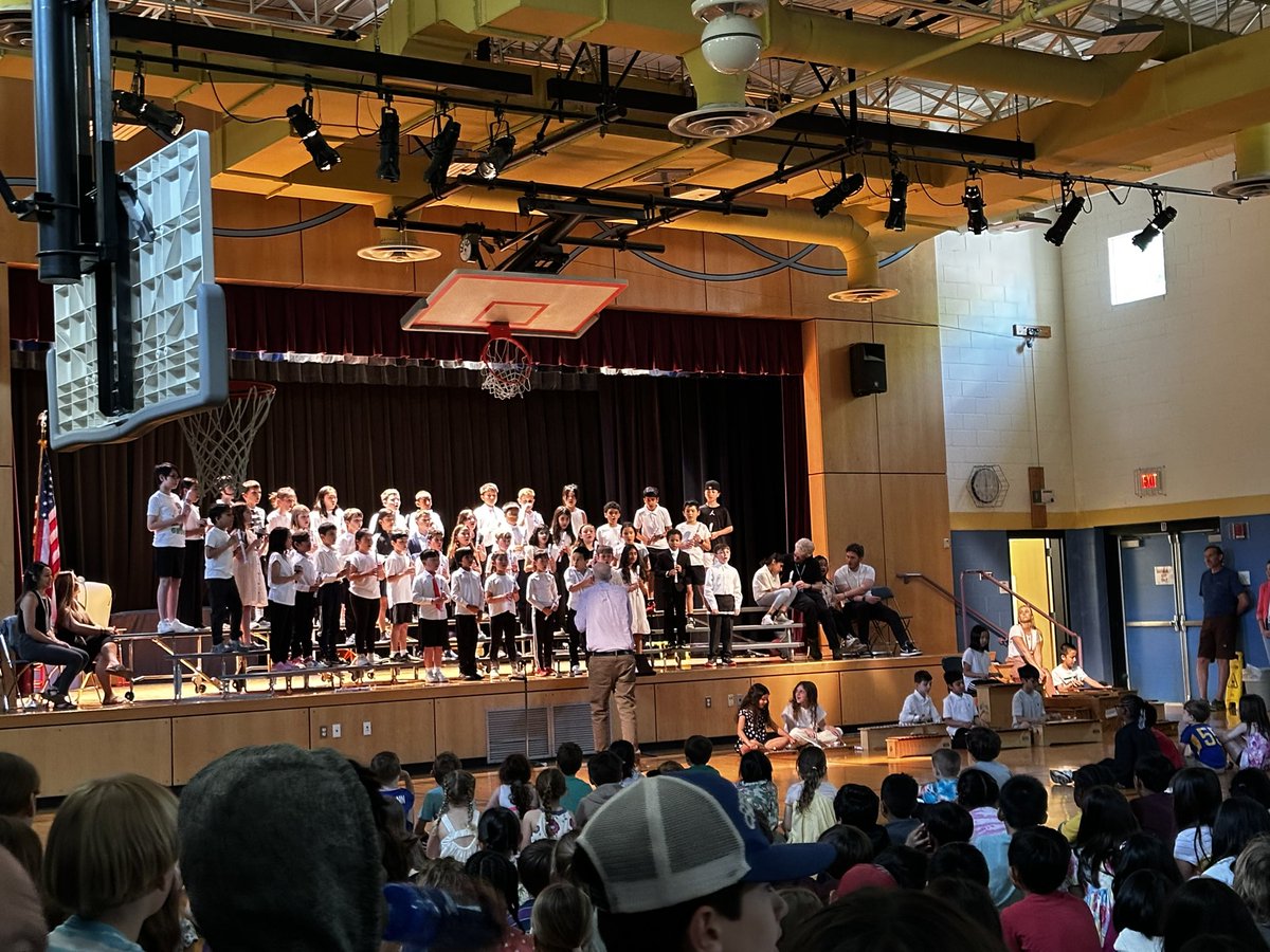 LexPerformArts's tweet image. Such a joyous and exciting Recorder Concert at Fiske Elementary today!  Congratulations to all of the 3rd graders and their amazing teacher, Mr. Hart! @lexingtonsuper @FiskeSchool @NotesByMrsC @folmads