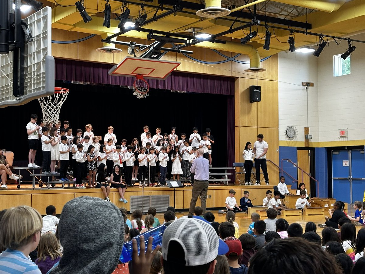 LexPerformArts's tweet image. Such a joyous and exciting Recorder Concert at Fiske Elementary today!  Congratulations to all of the 3rd graders and their amazing teacher, Mr. Hart! @lexingtonsuper @FiskeSchool @NotesByMrsC @folmads