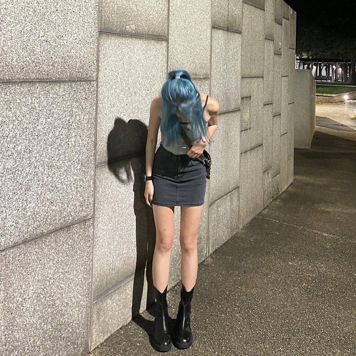 很愛彎腰 因為這樣看起來腿又細又長🙃 https://t.co/hS4sUbv4BH