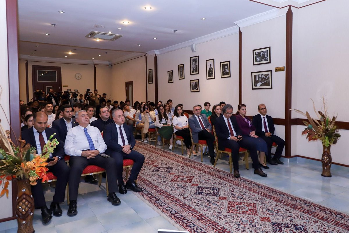 Nobel ödüllü bilim insanı Aziz Sancar, @yeebaku’nün etkinliğinde konuştu: “Yunus Emre Enstitüsünün Türk dünyası için özel bir önemi var. Hem insancıl bir yaklaşımı hem de Türk kültürünü temsil etmesi ve gelecek nesillere iletmesi nedeniyle büyük bir önemi bulunuyor. Bakü’de ve