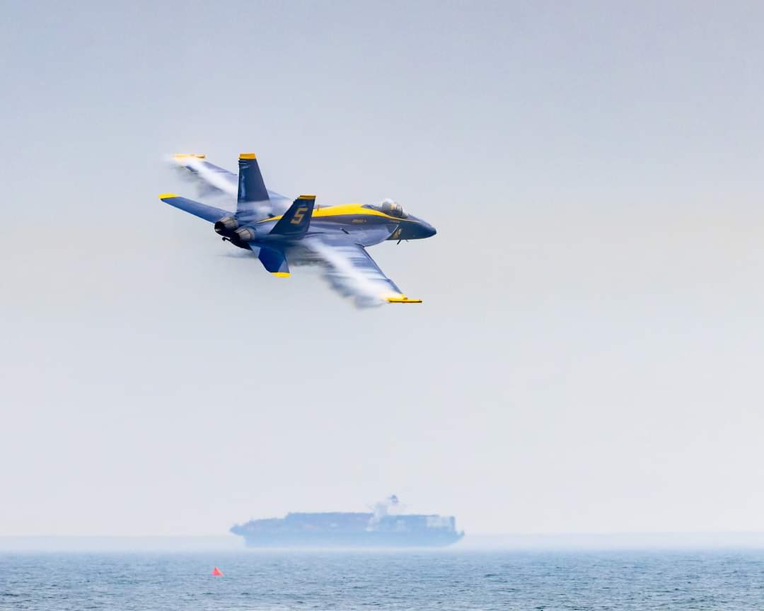 jbeccphoto's tweet photo. Blue Angels vaping.

#airshow #longisland #blueangels #blueangelsairshow #navy #usnavy #marines #usmarines #military #newyork #jbeccphoto #jbeccarelliphotography #canonr5 #canonusa #canonphotography #f18 #f18superhornet #5 #blueangel5 @usnavyblueangels https://t.co/sjKBxIYsNc