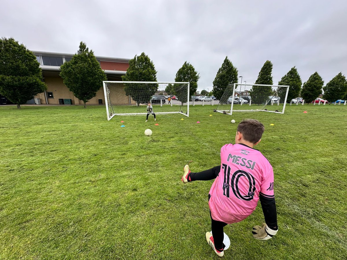 𝗛𝗮𝗹𝗳-𝘁𝗲𝗿𝗺 𝘀𝗻𝗮𝗽𝘀 ~ 𝗚𝗼𝗮𝗹𝗸𝗲𝗲𝗽𝗲𝗿 𝗰𝗼𝘂𝗿𝘀𝗲 📸 Today we had our half-term goalkeeper courses🧤 We had the @GTF_FSS and @FranklinGrimsby scholars on hand to help out with their knowledge and expertise 🖤🤍 #GTF | #GTFoundation