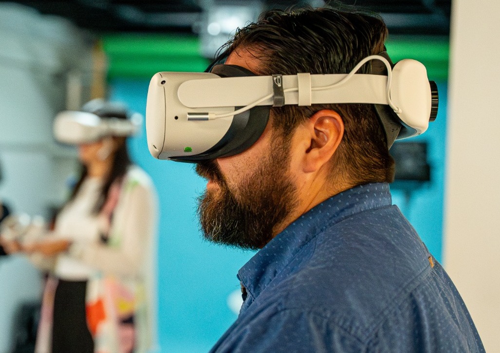 Recibimos la visita de <a href="/SaraJaramilloEC/">Sara Jaramillo Idrobo</a>, Directora de <a href="/OEIEcuador/">OEI Ecuador</a> y de <a href="/Inxtaurregi/">Rodrigo Limón Chávez</a>, Coordinador de Educación de la OEI. Durante el encuentro, conocieron nuestros proyectos de educación y cultura. Además, interactuaron con nuestra experiencia de realidad virtual Masquerade 👹