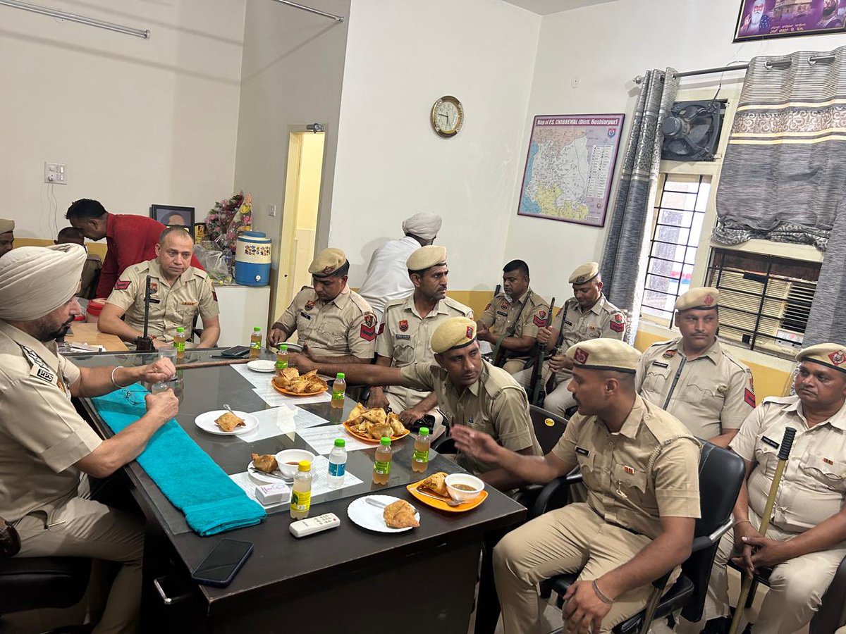 Hoshiarpur Police is providing essential refreshments to our dedicated police forces, ensuring they remain energized and focused during Lok Sabha Election 2024 duty.

#LokSabhaElections2024 #YourSafetyOurPriority #PoliceWelfare