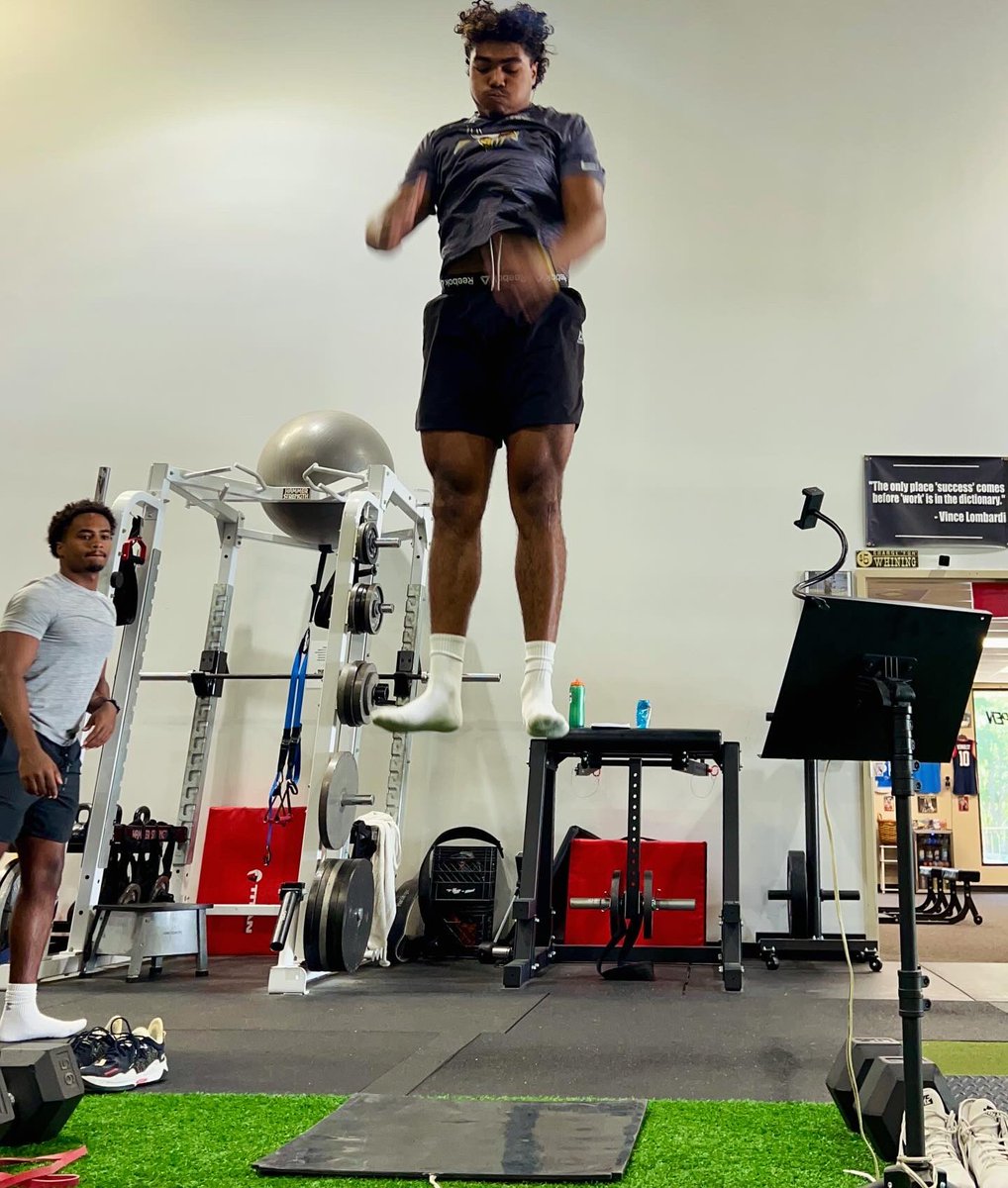 TopSpeedLLC's tweet image. Mill Valley 🏈’s @Atm_Jayden is the newest member of the #TeamTopSpeed 40-inch Jump Club 👏

At 235 pounds, he might also be the largest athlete to go 40+ also 💪