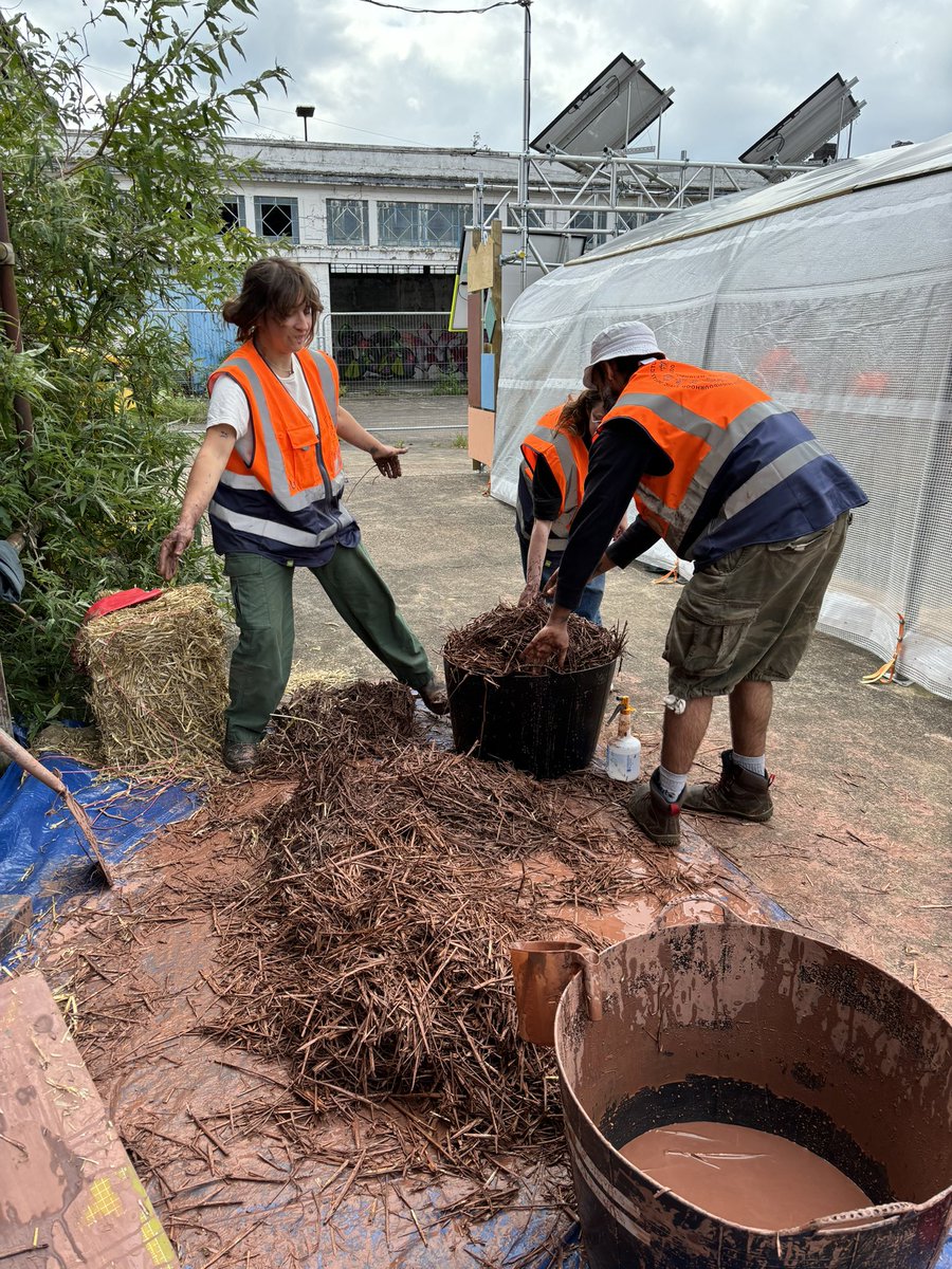 annafrancisart's tweet photo. I’ve had the most joyful day learning how to build straw bale buildings and light earth; straw & clay blocks for construction. Thanks to @CIVIC_SQUARE and Material Cultures for opening up this learning journey- it is already informing so much thinking at #theportlandinnproject https://t.co/xTOllDWkRY
