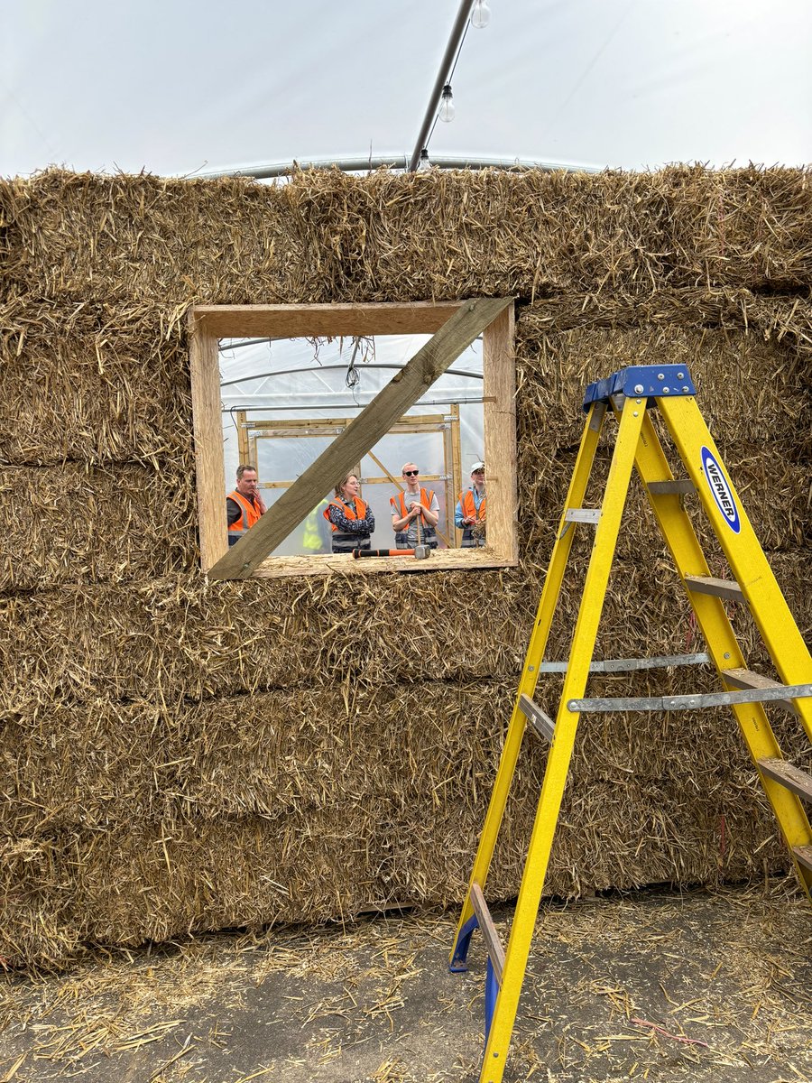 annafrancisart's tweet photo. I’ve had the most joyful day learning how to build straw bale buildings and light earth; straw & clay blocks for construction. Thanks to @CIVIC_SQUARE and Material Cultures for opening up this learning journey- it is already informing so much thinking at #theportlandinnproject https://t.co/xTOllDWkRY