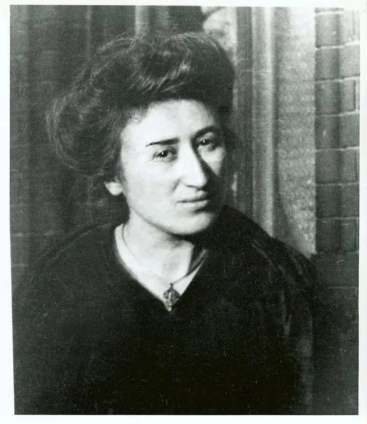 #31May 1919, el cuerpo de la socialista revolucionaria Rosa Luxemburg fue encontrado, pasado 5 meses desde que fue asesinada por los Freikorps, paramilitares de derecha que actuaban en nombre del gobierno socialdemócrata, reprimiendo la revolución alemana.