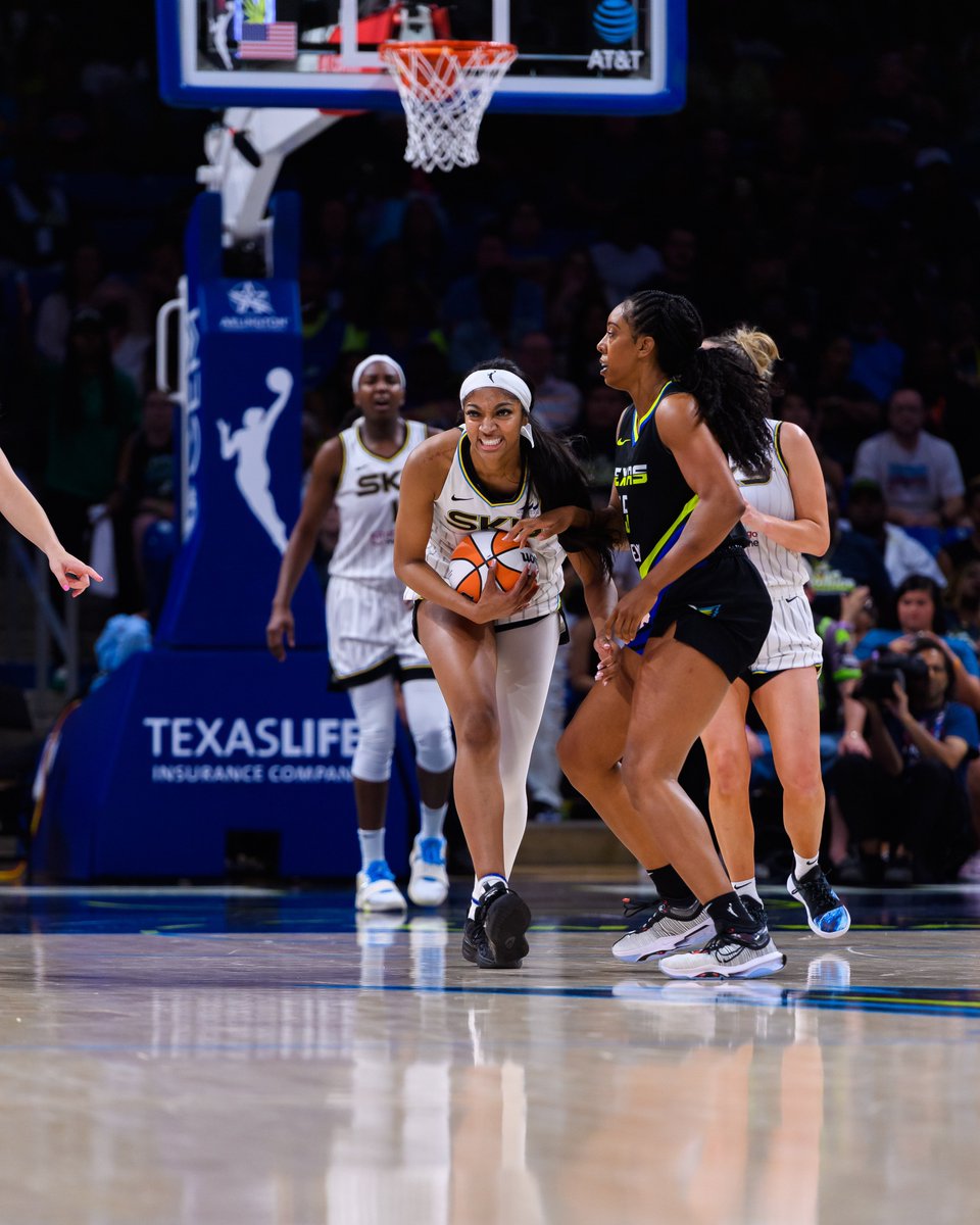 iaiaphotography's tweet photo. photographing my first @WNBA game for the @chicagosky was such an incredible experience! looking forward to making it back out to college park center someday soon📸 https://t.co/0cA9Vgf2Ok