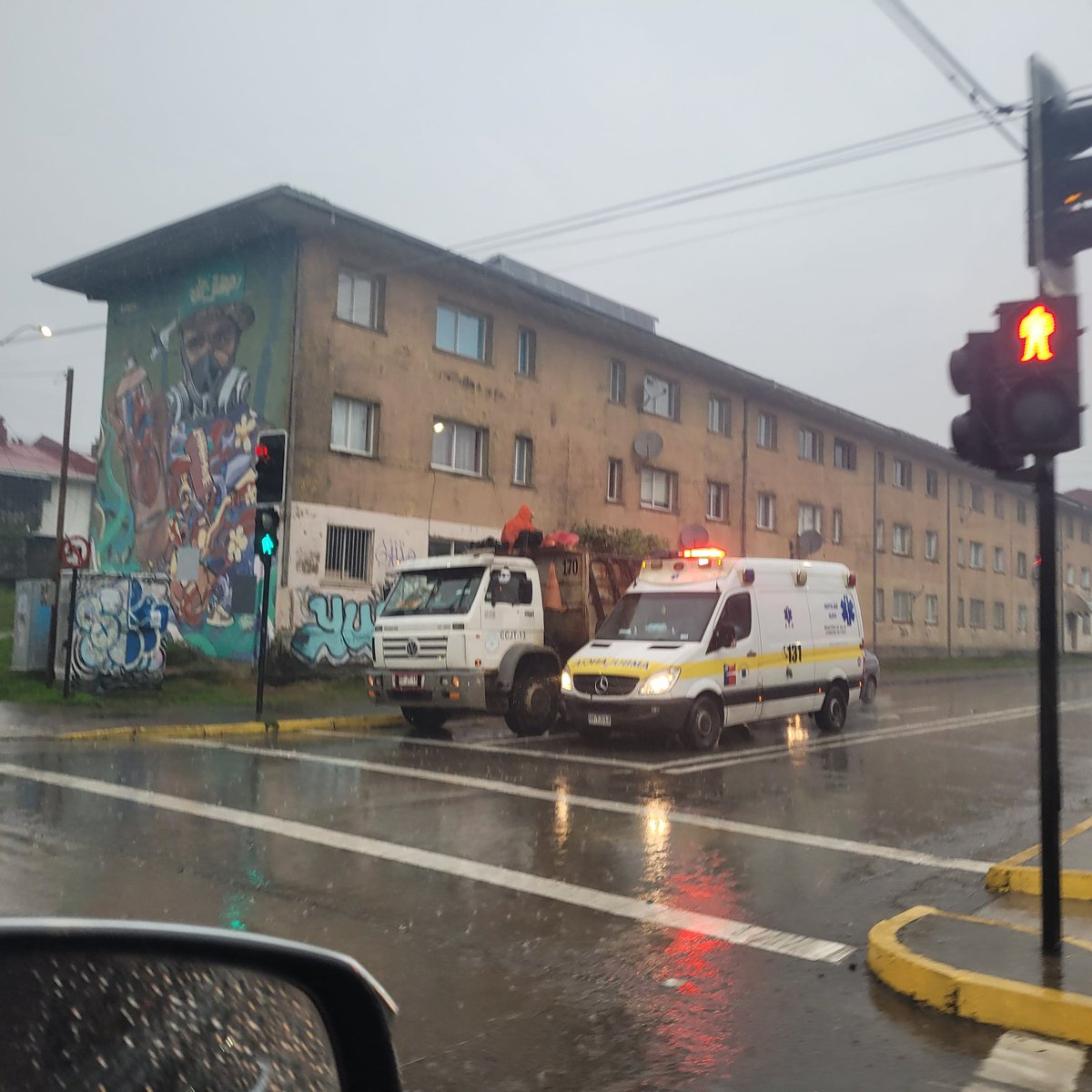 Me Impresiona la dignidad con que la @munivaldivia traslada a su personal de aseo.
En la tolva de los camiones .
Junto a la basura
En plena lluvia 
... luego recuerdo que la alcaldesa es @Carla_Amtmann y se me pasa ...!!!
#Valdivia #valdivia #valdiviacl #dignidad #trabajodigno