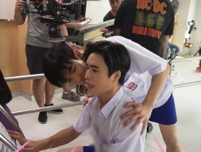 fourjunately's tweet image. ออกกองสกาเล็ตเอ็งจะอยู่ยังไงเนี่ยโฟ้ด ไม่มีแมวให้หอมเนี่ย