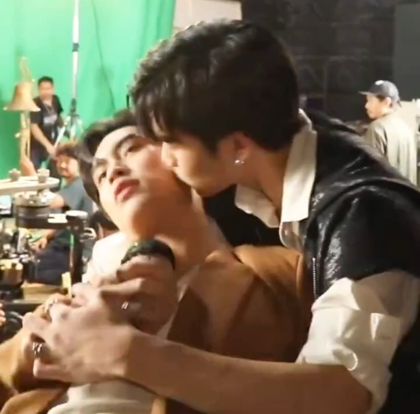 fourjunately's tweet image. ออกกองสกาเล็ตเอ็งจะอยู่ยังไงเนี่ยโฟ้ด ไม่มีแมวให้หอมเนี่ย