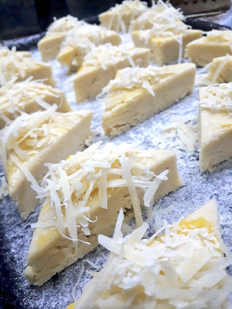 Silnari's tweet photo. @SavoraArgentina Y para la merienda activó #ModoSavora y se preparó estos SCONS QUE QUESO
Rápidos y fáciles para comelos calentitos El tip secreto es agregarle dos cucharadas de @SavoraArgentina https://t.co/khvFSgvlUP