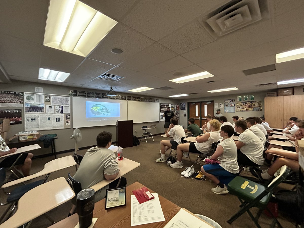 BobcatFB's tweet image. Finishing with a chalk talk film session!  #NastyBoys #GoldStandard #OneVision