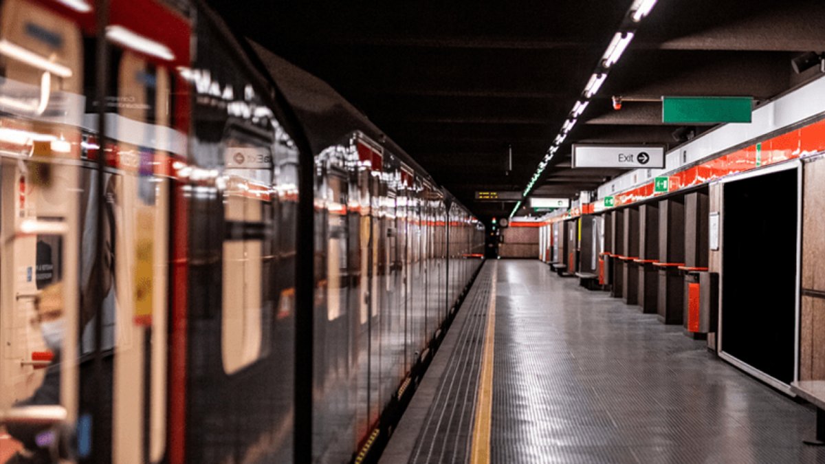 A Milano ripreso lo sciopero Atm. Chiuse M1, M2 e M3. Aperta parzialmente la M4, regolare la M5.
L'astensione è stata proclamata dal sindacato autonomo Al Cobas. Dopo l'una in normale servizio i bus della rete notturna
#IoSeguoTgr @TgrRai 
rainews.it/tgr/lombardia/…