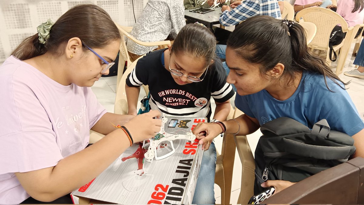 GujScienceCity's tweet image. Students gained knowledge about the technical aspects of drones and acquired an understanding of drone flying in the ‘Drones and aerodynamics workshop’ organized under the #summerscienceprogram at @GujScienceCity 
#ChaloScienceCity @indiadst @dstgujarat @jbvadar