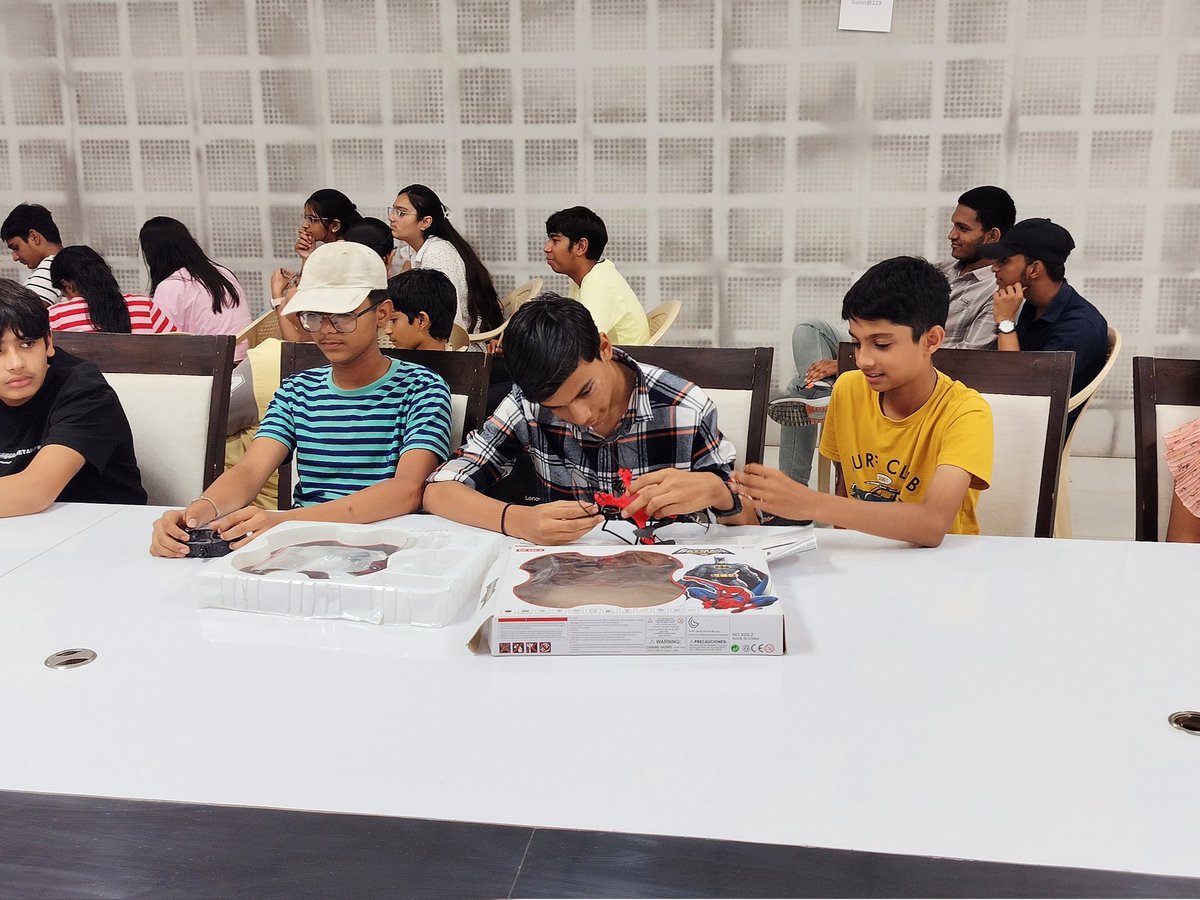 GujScienceCity's tweet image. Students gained knowledge about the technical aspects of drones and acquired an understanding of drone flying in the ‘Drones and aerodynamics workshop’ organized under the #summerscienceprogram at @GujScienceCity 
#ChaloScienceCity @indiadst @dstgujarat @jbvadar