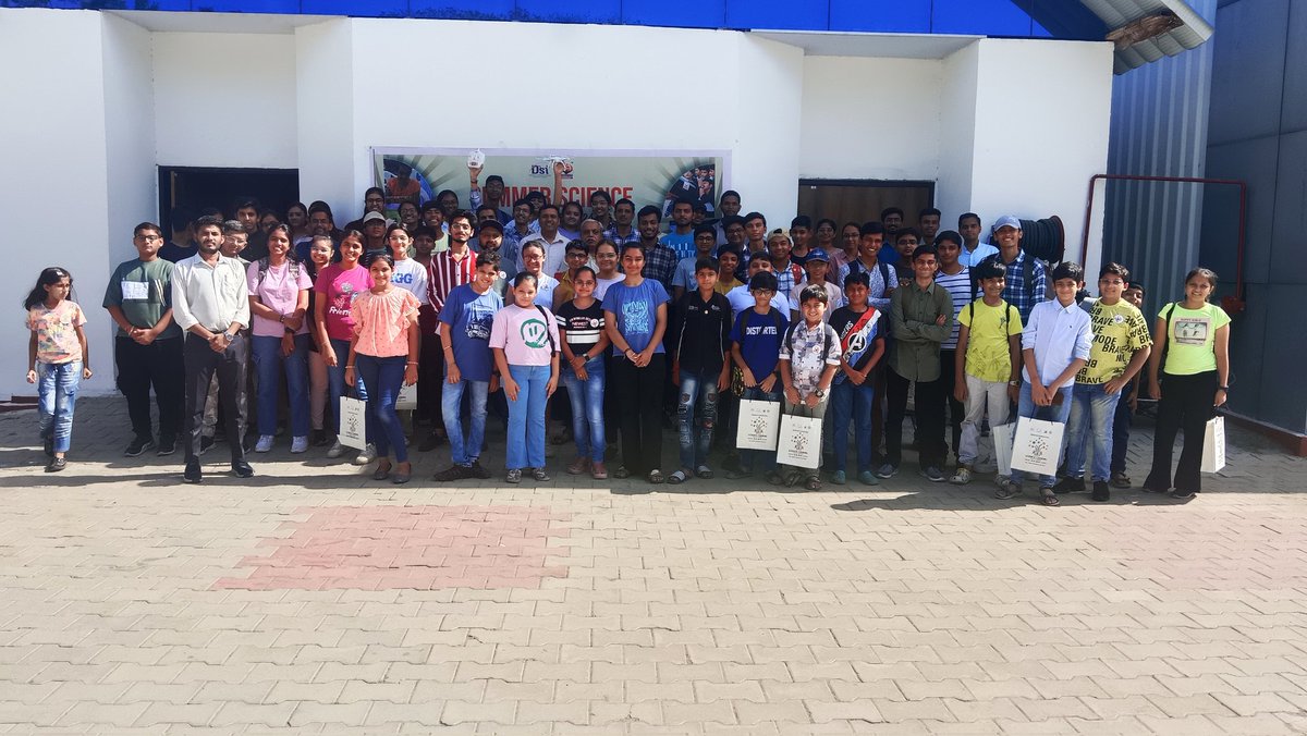 GujScienceCity's tweet image. Students gained knowledge about the technical aspects of drones and acquired an understanding of drone flying in the ‘Drones and aerodynamics workshop’ organized under the #summerscienceprogram at @GujScienceCity 
#ChaloScienceCity @indiadst @dstgujarat @jbvadar