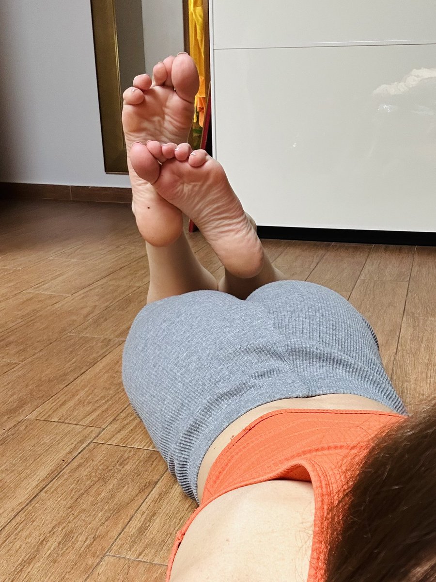 soles_pene9339's tweet photo. The pose is always the #bestpose #soles #solesfeet #feet #Feet @Maturefootlover @FeetFinder @FeetCommunity https://t.co/E1mHMXk6Su