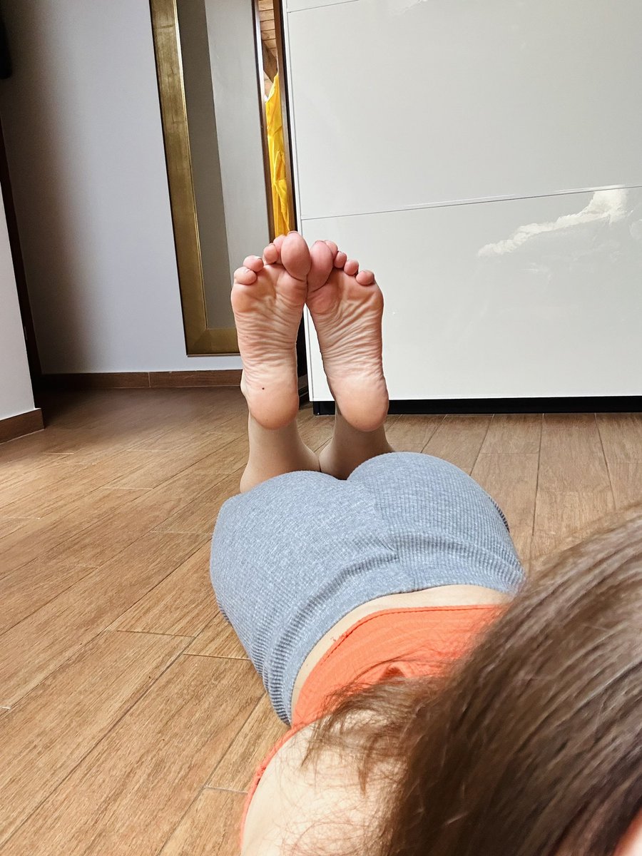 soles_pene9339's tweet photo. The pose is always the #bestpose #soles #solesfeet #feet #Feet @Maturefootlover @FeetFinder @FeetCommunity https://t.co/E1mHMXk6Su