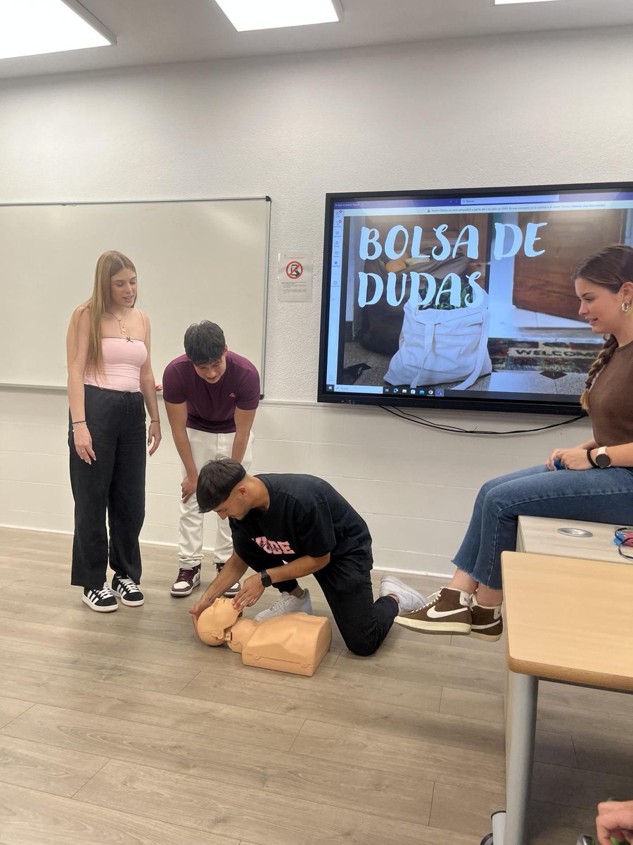 Iesfedericafuen's tweet photo. Gracias a la doctora Beatriz Barragán por impartir el taller de primeros auxilios.
#fp #datsur #formacionprofesional #soyfp https://t.co/M3FK6kow4X
